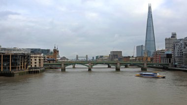 Londra 'da Thames Nehri üzerindeki Southwark Köprüsü Kış Günü