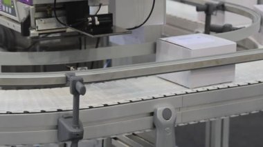 Taşıyıcı Kayış Fabrikası Üretim Sistemi 'nde Beyaz Kutuları Damgalamak