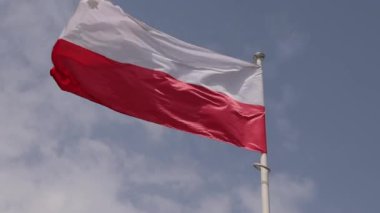 Polonya Cumhuriyeti Bayrağı Güçlü Rüzgar Güneşli Gün Bulutlu Gökyüzü