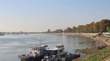 Slavonski Brod, Hırvatistan - 22 Ekim 2024: Gezinti Yürüyüşü Hırvat Su Çevre Ajansı Teknesi Sava Nehri Rıhtımı ve Bih ile Köprü Sınırı 'na Bağlandı.