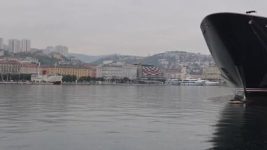 Rijeka, Hırvatistan - 24 Ekim 2024: Vinç Endüstriyel İnşaat Gemisi ve Bağlı Tekneler Rıhtımı Rijeka Kenti Marina Yağmur Panorama Limanı.