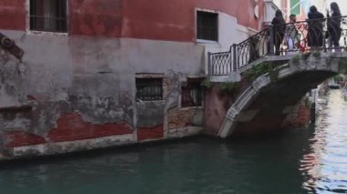 Venedik, İtalya - 09 Ekim 2024: Gondola Teknesinde Turistlerle Geleneksel Venedik Gönüllüsü Dar Su Kanalı Sonbaharı Seyahat Panoraması.