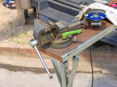 Mobil Bench Van Atölyesinde Demir Mengene Baskısı ve Angle Öğütücü Oyunları