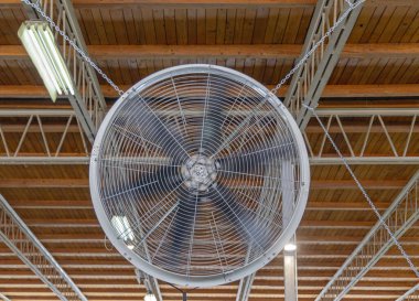 Çiftlik Binası 'ndaki Tavandan sarkan Büyük Endüstriyel Eksensel Havalandırma