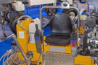 Güç Şövalyesi Makinesine Sür İnşaat Alanında Pürüzsüz Beton Bitir