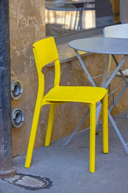 Caddedeki Binanın Önünde Katlanan Masalı Parlak Sarı Sandalye