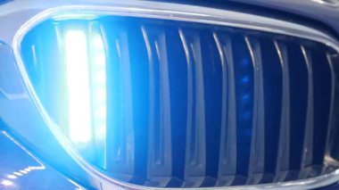 Polis Öncü Araç Görünümü 'nde, Grille' de Mavi Işık yanıp sönüyor