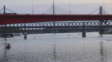 Sırbistan 'ın Belgrad' daki Sava Nehri üzerindeki Manu Köprüleri Yaz Günü