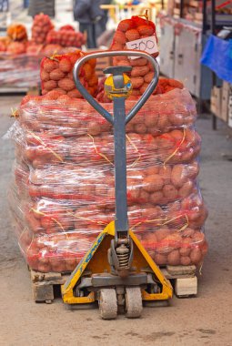 Pallet Jack Toptan Pazarında Çuvalda Patates Yığını