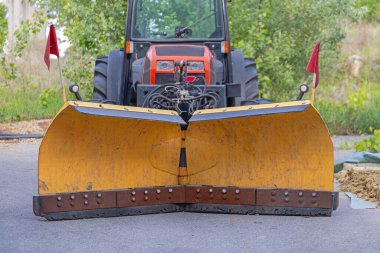 Eski Traktördeki Kaldırımlar için Katlanan Sarı Kar küreme aracı