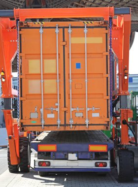 Kargo Kamyonu Lojistik Taşımacılığı 'ndan Turuncu Nakliye Konteynırının Kaldırılması