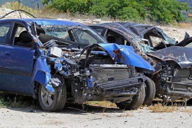 Yüksek Hızlı Trafik Kazasında Çoklu Araç Çarpışması Hasar