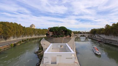 Tiber Adası 'nda Yeni Ev Kurulumu ve Roma' da Nehir Gezisi Gemisi Sonbahar Günü İtalya
