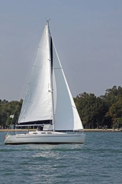 Venedik Gölünde Beyaz Yelkenli Yelkenli Yolculuğu İtalya Güneşli Sonbahar Günü