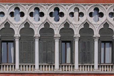 Venedik 'teki Venedik Bina' da Geleneksel Venedik Biçimli Pencereler