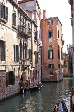 Venedik İtalya 'da Dar Kanallardaki Binalar Seyahat Ediyor