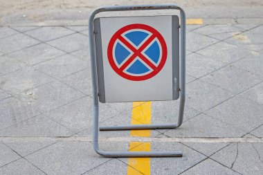 Sokak Köşkünde Otopark Yolu İşareti Yok
