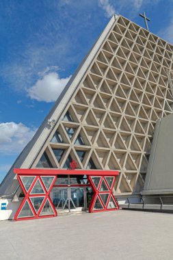 İtalya Trieste 'deki Tepedeki Güneşli Bahar Günü' nde Monte Grisa Katolik Kilisesine Sürgülü Kapılar