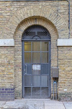 Londra 'daki Sarı Tuğla Çitin Metal Kapısı Kemer Kapısı