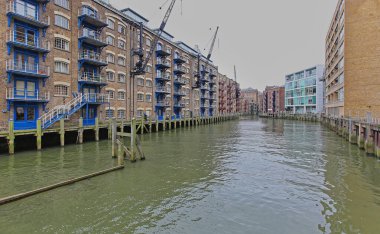 Londra 'daki Thames Nehri Rıhtımı' nda dönüştürülmüş Depo Binaları