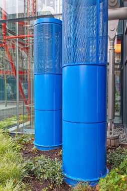 Şehirdeki Modern Ofis Binasında Mavi Havalandırma Ünitesi Kuleleri