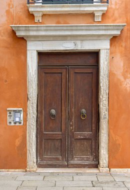 Venedik 'teki Eski Bina' da Kapalı Kahverengi Ahşap Kapılar