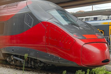 Venedik 'teki Tren İstasyonu' nda Kızıl Tren Hızlı Lokomotif Önü