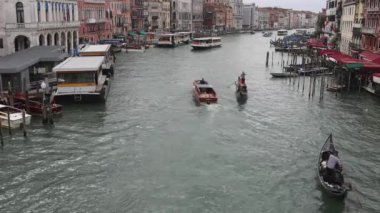 Venedik, İtalya - 09 Ekim 2024: Grand Canal Rialto Venezia Sonbahar Seyahati 'nde Gondola Taksi Actv toplu taşımacılığı.