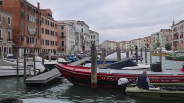 Venedik, İtalya - 09 Ekim 2024: Transport Boats Gondola İstasyonu Traghetto Trafik Grand Canal Rialto Market Venezia Panorama Sonbahar Günü Seyahati.