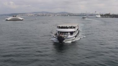 İstanbul, Türkiye - 19 Ekim 2023: Boğaz Kanalı Sonbahar Gününde Motorlu Tekneler Feribot ve Gemi Trafiği.