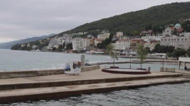Opatija, Hırvatistan - 08 Ekim 2024: Adriyatik Deniz Sonbaharı Seyahat Günü Manzaralı Bakire Heykeli ve Restoranlar.