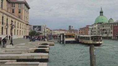 Venedik, İtalya - 10 Ekim 2024: Taxi Boats AcTV Toplu Taşımacılık Gemisi Santa Chiara Köprüsünü Büyük Kanal Sonbahar Gününde geçiyor.