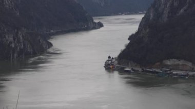 Dubova, Romanya - 14 Mart 2024: Tuna Nehri Havacılık Manastırı Kazan Kanyonu Mrakonya Manastırı.