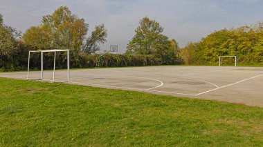 Hırvatistan Şehir Parkı 'nda Doğal Yeşil Çitle Futbol Sahası ve Basketbol Hoop Sahası