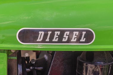 Yeşil Çekici Eski Makinesinde Siyah İşaret Dizel Yakıt Motoru