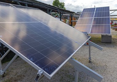 İki Farklı Güneş Paneli Dizisi Elektrik Güç Ekipmanını Ayarladı