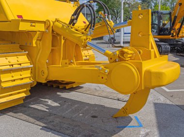 İnşaat alanında tek deşici kıçı olan sarı buldozer.