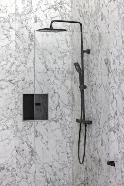 Mermer Banyo Modern Ev Holder 'da Siyah Duş Başlığı