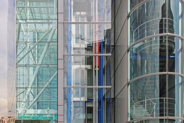 Camdan Asansör Şaftı ve Merdiven Yapısı Olan Modern Bina