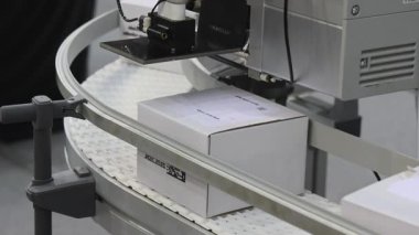 Taşıyıcı Kayış Üretim Sistemi 'nde Beyaz Karton Kutular Damgalanıyor