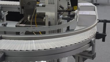 Plastik Taşıyıcı Kayış Eğrisi Fabrika Üretim Hattı 'nda Beyaz Kutular Paketleri