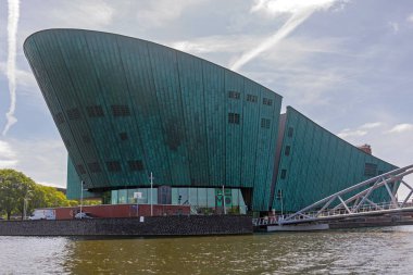 Amsterdam, Hollanda - 17 Mayıs 2018: NEMO Müzesi Gibi Dev Rıhtım Kıyısı Teknesi Deneyleri ve Gösterileri.