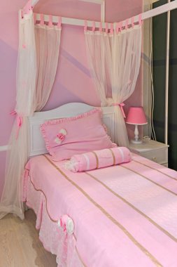 Kızlar Odasında Perdeli Yatak Hepsi Pembe Renkli