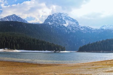 Karadağ 'da Crno Gölü ve Durmitor Dağı Güneşli Bahar Günü