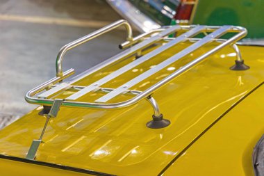 Sarı klasik araba paslanmaz çelik valiz arka tarafta.