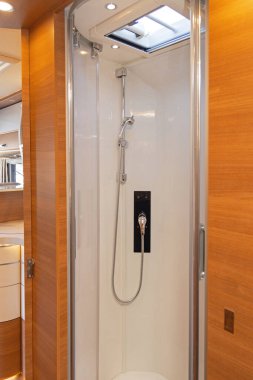 Modern Karavan Minibüsündeki Duş Kulübesi Banyosu