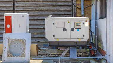 Eski Binanın Arkasında Yedek Elektrik Güç Dizel Jeneratörü