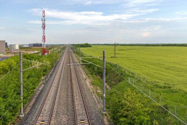 Yüksek Hız Trenleri ve Mobil Hücre Kulesi Anteni Yeşil Alanı için İkili Raylar