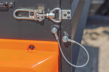 Trailer Door 'da Kapalı Bağlantı ve Güvenlik Kablosu