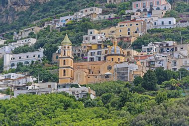 İtalya 'da Amalfi Sahili Yaz Gezisi' ndeki Praiano Kasabası 'ndaki kilise.